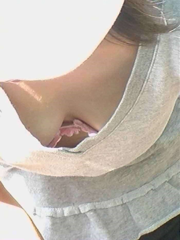 【胸チラエロ画像】街中で偶然見かけたハプニングシーン！胸チラ！ 31