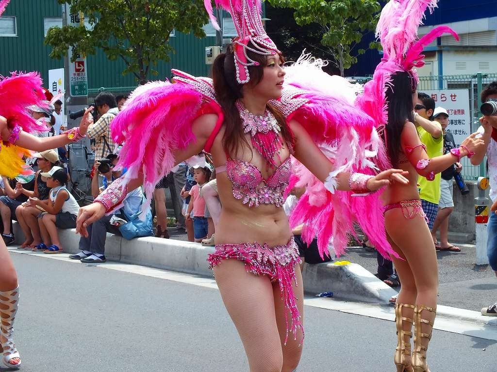 【サンバエロ画像】ほとんど下着！？過激衣装で踊るサンバの女の子たち！