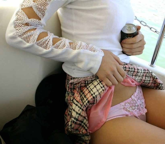【パンチラエロ画像】女の子が自らスカートをまくって見せてくれるパンツ！ｗ 26
