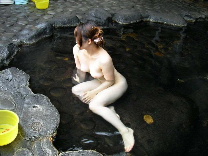 【露天風呂エロ画像】露天風呂で野外露出！？不自然じゃないけどエロい画像ｗ 12