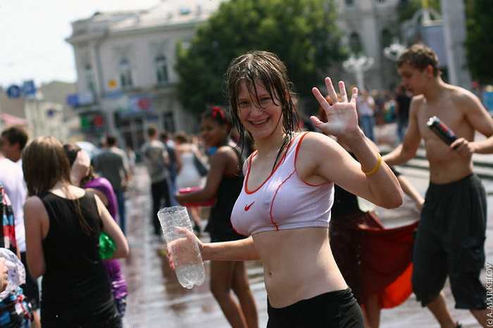 【ロシア水掛け祭りエロ画像】濡れた着衣がスケスケ！こんなん絶対勃起するだろ！ 15