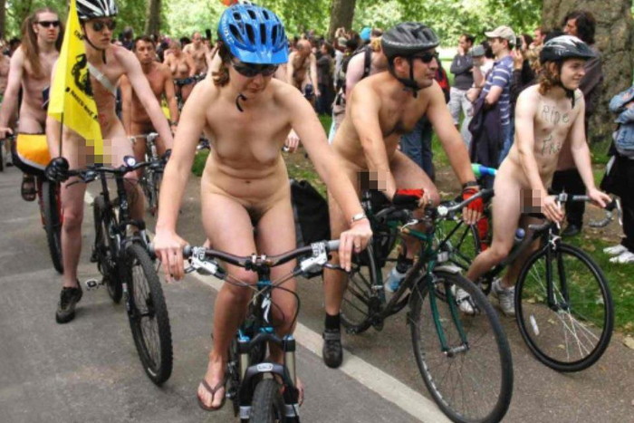 【自転車エロ画像】全裸で自転車を漕ぐ！なんだコレ！？エロいぞ！ 05