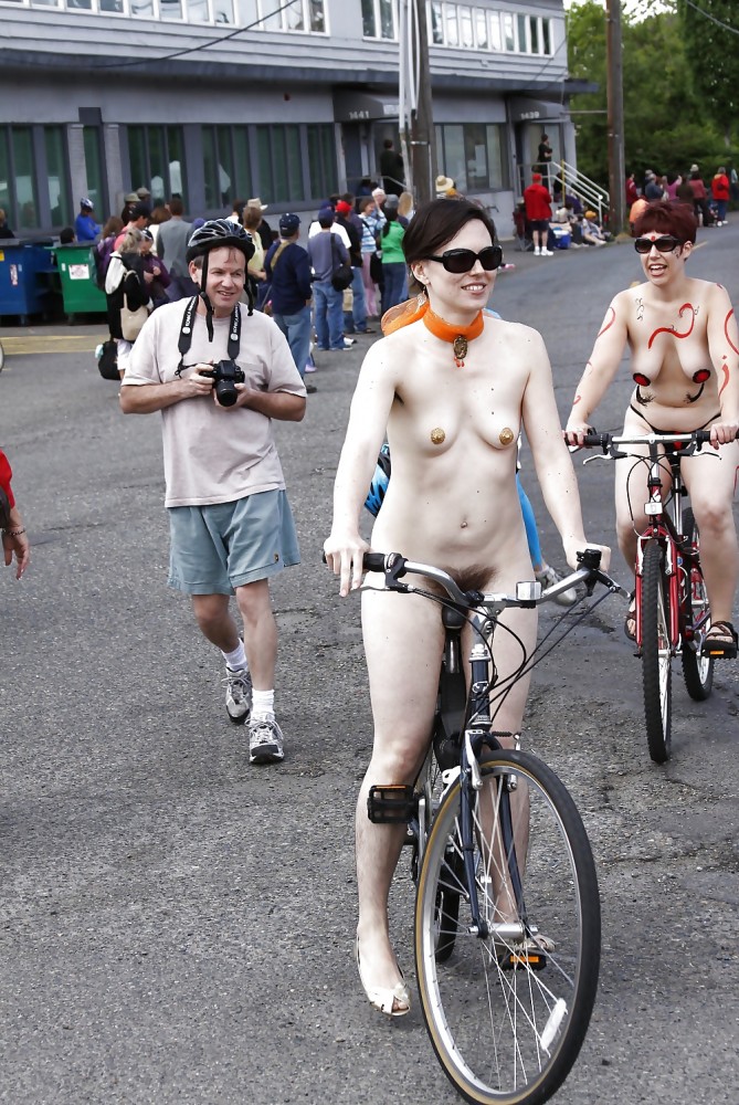 【自転車エロ画像】全裸で自転車を漕ぐ！なんだコレ！？エロいぞ！ 16