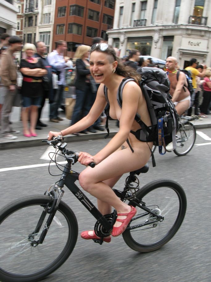 【自転車エロ画像】全裸で自転車を漕ぐ！なんだコレ！？エロいぞ！ 25