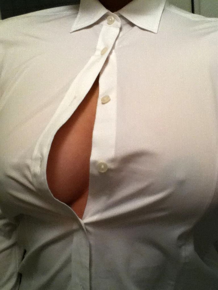 【裸ワイシャツエロ画像】白いワイシャツからおっぱいスケスケ！萌え度高めのエロ画像 25