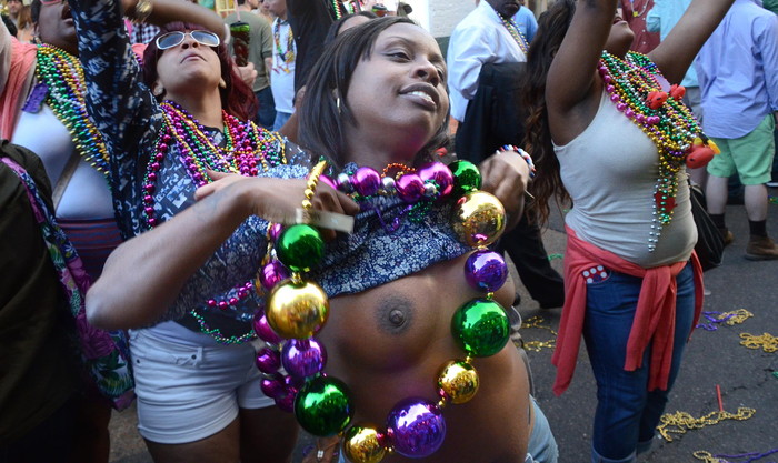 【海外祭りエロ画像】女の子がおっぱいを故意に見せ付けるマルディグラという祭ｗ 12
