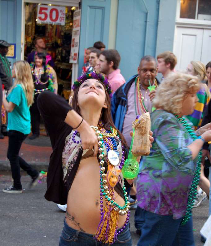【海外祭りエロ画像】女の子がおっぱいを故意に見せ付けるマルディグラという祭ｗ 15
