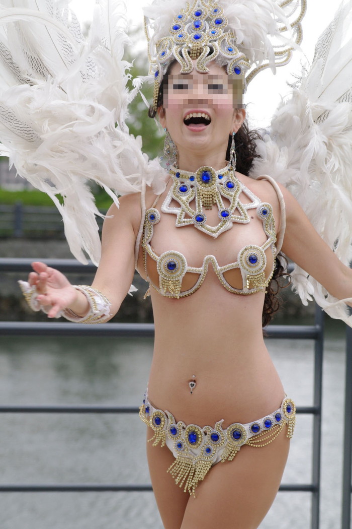 【サンバエロ画像】日本のサンバも捨てたモンじゃない！過激エロ衣装で踊る女たち！ 06